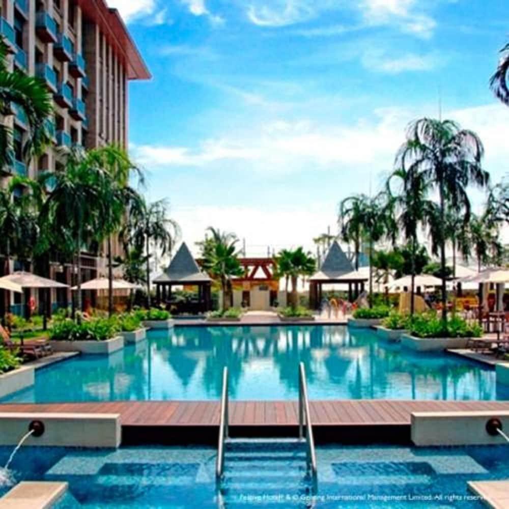 Resorts World Sentosa - Festive Hotel Singapur Zewnętrze zdjęcie The swimming pool at the clubhouse