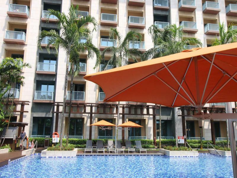 Resorts World Sentosa - Festive Hotel Singapur Zewnętrze zdjęcie The swimming pool at the hotel